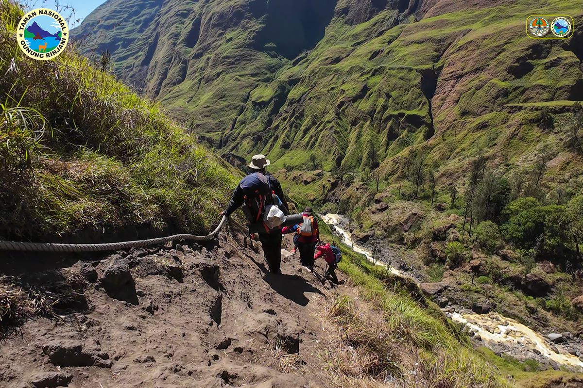 “Gunung Rinjani Kembali Dibuka, Jalur Pendakian Penuh Antrean Sejak Pagi”