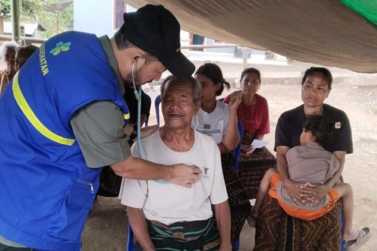Nakes Tembus Tebing hingga Jalur Laut Demi Layani Warga Pelosok Ende Pascagempa