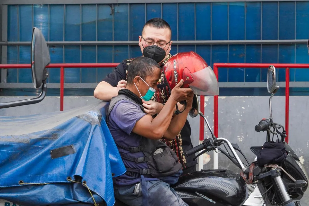 Legislator DKI Bagikan Ribuan Masker untuk Lindungi Warga dari Paparan Abu Vulkanik